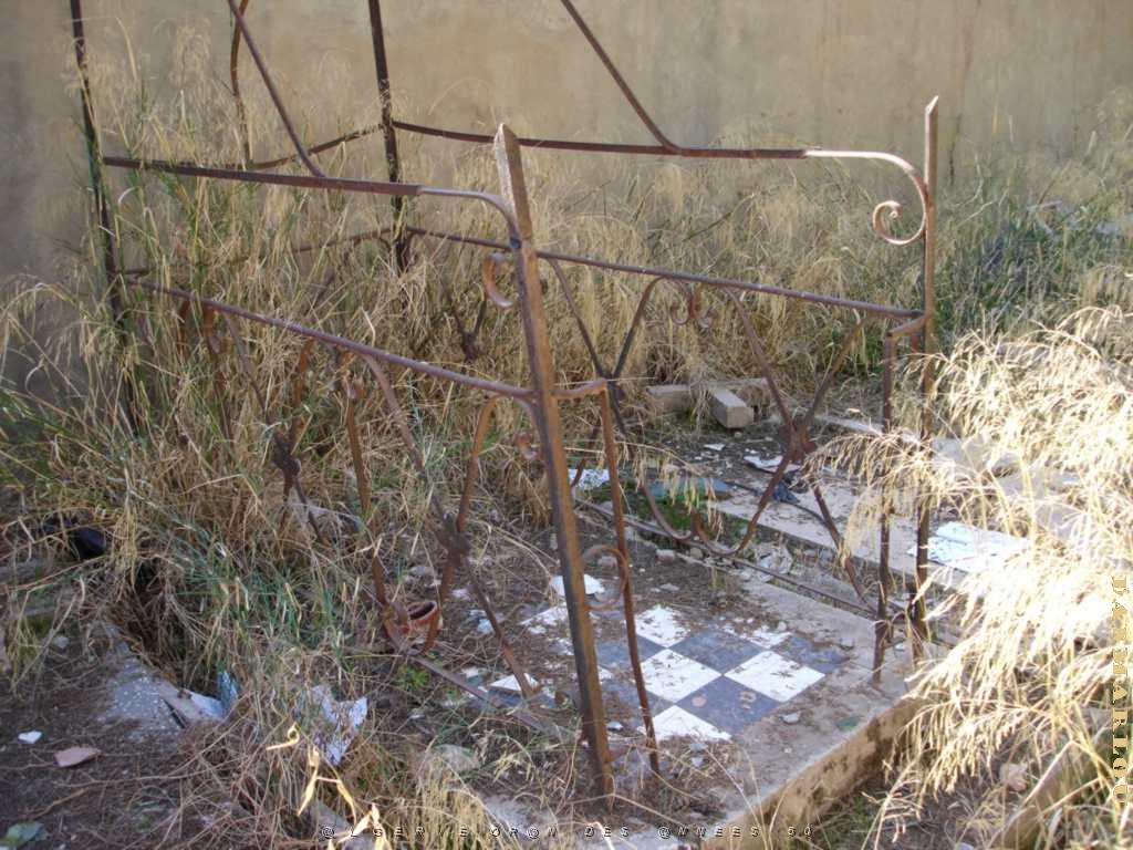 ORANIE 10 2005 137 SIDI BEL ABBES CIMETIERE CHRETIENS.JPG